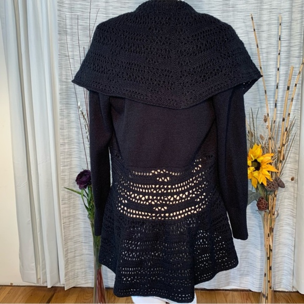 Cache black knit and crocheted cardigan with shawl. - Picture 8 of 16